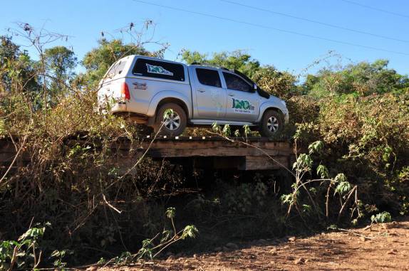 A Fiona passa sobre uma das mais de cem pontes da rodovia Transpantaneira, entre Poconé e Porto Jofre, no Mato Grosso